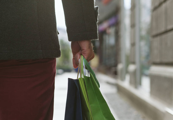 Fechar-se de homem segurando sacos de compras
 - Foto, Imagem
