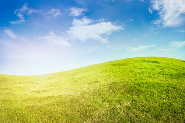 Fond de Curve Grassland sur le ciel bleu avec la lumière du soleil
. - Photo, image