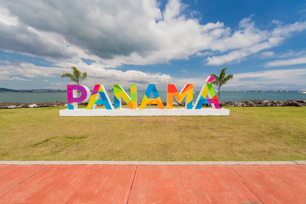 Panama lettering sulla Causeway a Panama City
 - Foto, immagini