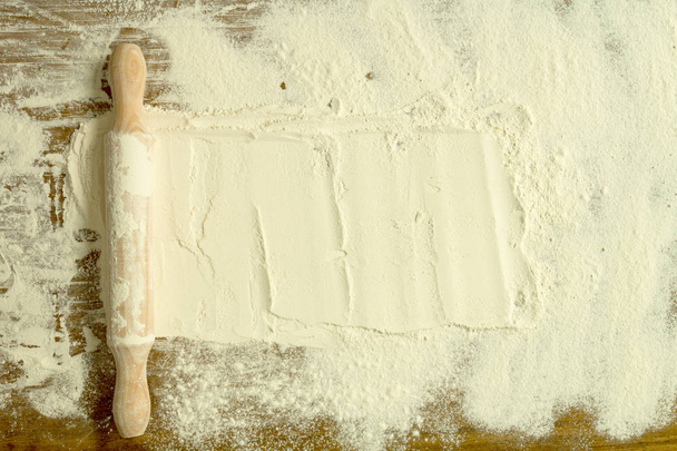 farine et rouleau à pâtisserie sur table
  - Photo, image