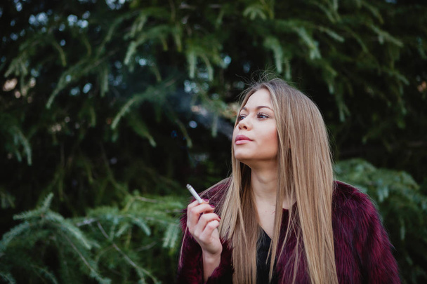 Güzel kız parkta Sigara - Fotoğraf, Görsel