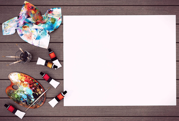 Άδειο λευκό αφίσα χαρτί με χώρο για mock πάνω σε ξύλο φόντο με χρώμα παλέτα, πινέλο και χρώμα χρώματα, 3d rendering - Φωτογραφία, εικόνα