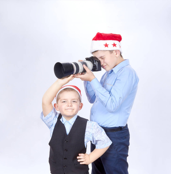 Niños con gorras Santa Claus están fotografiando
 - Foto, imagen