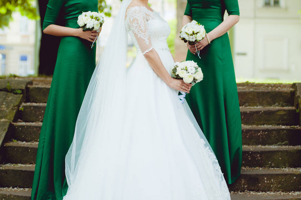 Gyönyörű menyasszony csokor esküvő előtt - Fotó, kép