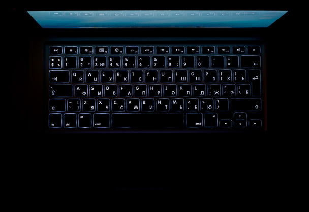 Ноутбук ізольований в темряві
 - Фото, зображення