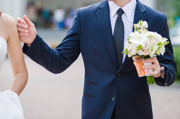 Krásná nevěsta s kyticí před svatební obřad - Fotografie, Obrázek