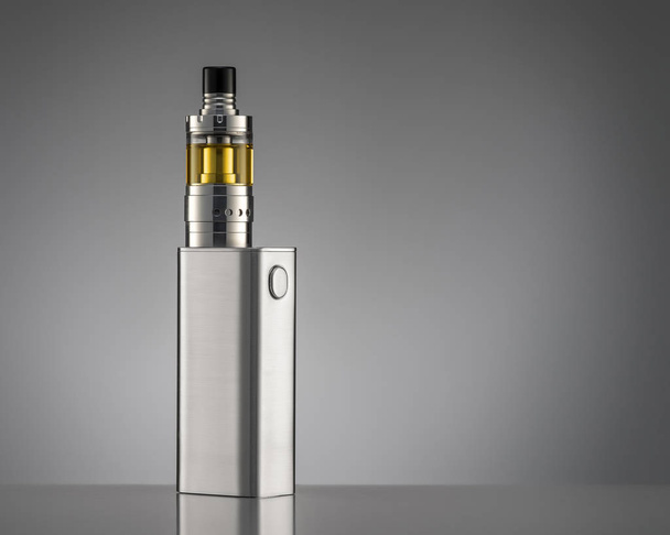 elektronische sigaret op een grijze achtergrond - Foto, afbeelding