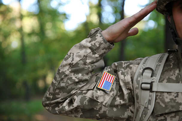 Soldaat in camouflage nemen salute, close-up - Foto, afbeelding