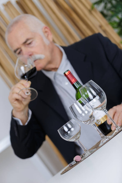 wine expert tasting a vintage - Foto, Imagen