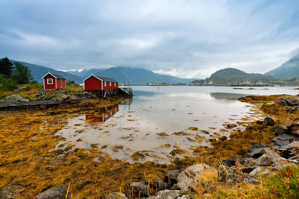 Cabana norueguesa rorbu na costa da baía. Dia de verão nublado nórdico
. - Foto, Imagem