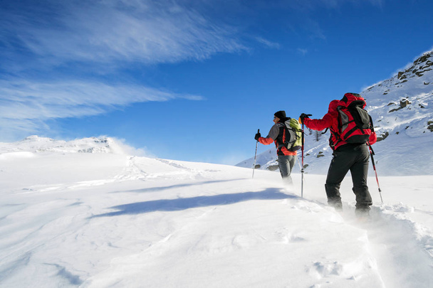 alpinismo de esqui na tempestade de neve
 - Foto, Imagem