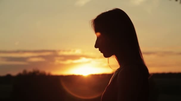 Jonge vrouw bidden in het bos bij zonsondergang - Video