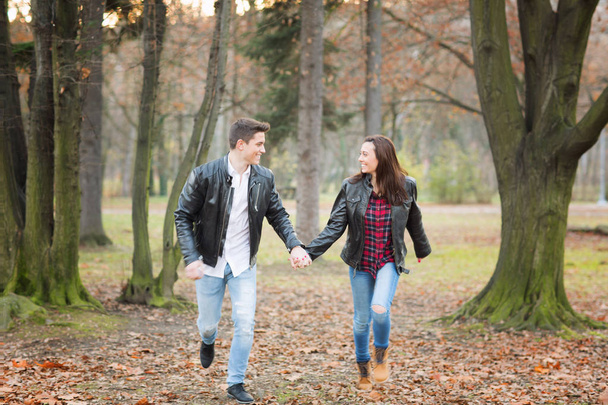 Romantic couple in the park - Zdjęcie, obraz