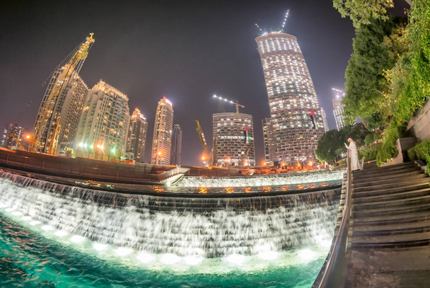 Luci notturne intorno al Burj Khalifa
  - Foto, immagini
