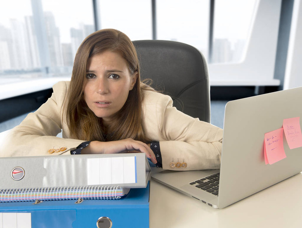  mujer de negocios triste y desesperada que sufre estrés y dolor de cabeza en el escritorio de la computadora portátil de oficina
 - Foto, imagen