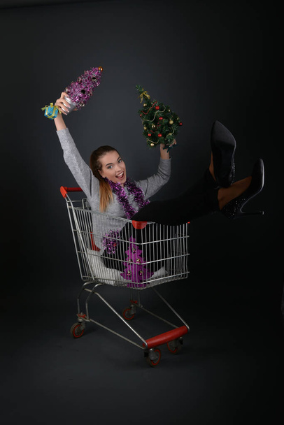 Gelukkig meisje winkelen kerstcadeaus  - Foto, afbeelding
