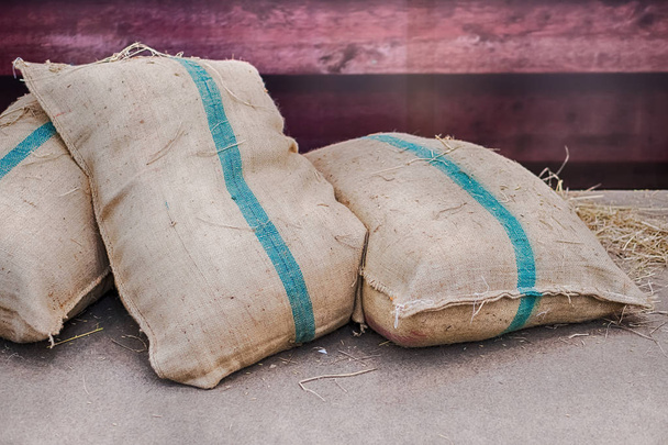 sacos de cáñamo que contienen arroz
 - Foto, Imagen