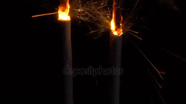 Brandende wonderkaarsen in het donker - Video