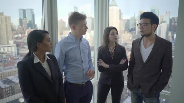 employés discutant de la stratégie d'entreprise cible
 - Séquence, vidéo