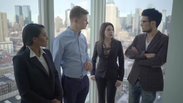 empleados discutiendo objetivo de estrategia empresarial
 - Metraje, vídeo
