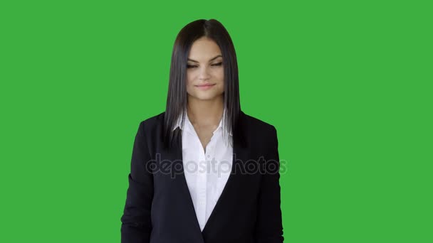 Μελαχρινή γυναίκα ενάντια σε πράσινο φόντο - Πλάνα, βίντεο