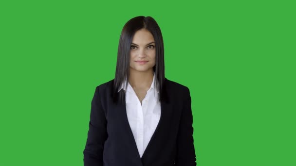 brunetka kobieta na zielonym tle - Materiał filmowy, wideo