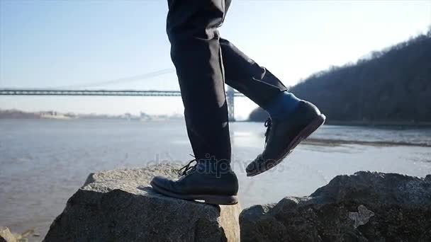 ein junger Mann zu Fuß auf Felsen - Filmmaterial, Video