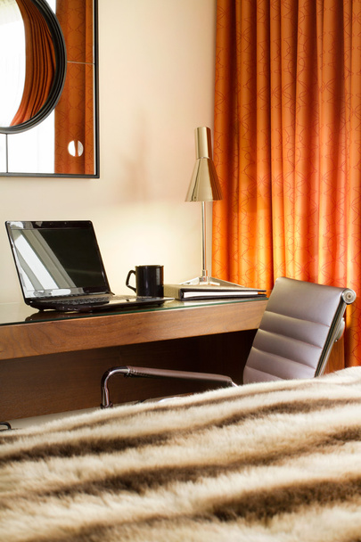 Комфортне робоче місце в готельному номері
 - Фото, зображення