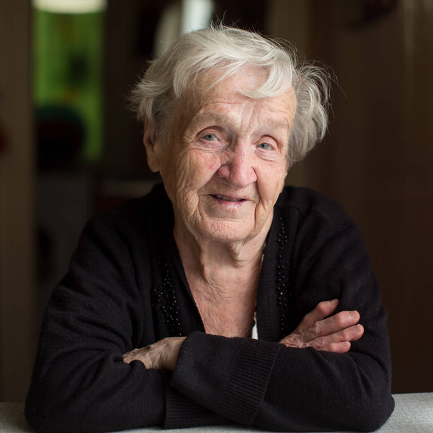 yaşlı kadını masada - Fotoğraf, Görsel