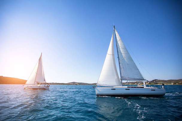 Luxe jachten op regatta - Foto, afbeelding