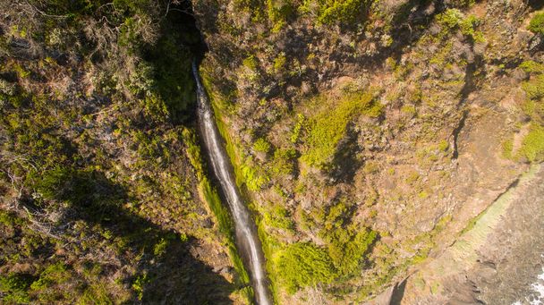 вид с воздуха на водопад и океан на острове Мадейра
 - Фото, изображение