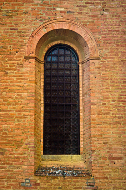 Ventana de la iglesia románica de ladrillo
 - Foto, Imagen