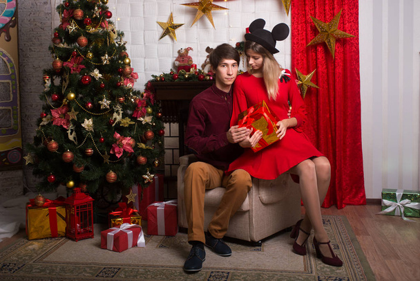 Beautiful couple at Christmas on the tree - Foto, imagen