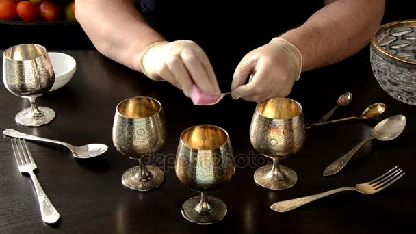 Eliminar el deslustre del tenedor de sabores con crema de plata
 - Metraje, vídeo