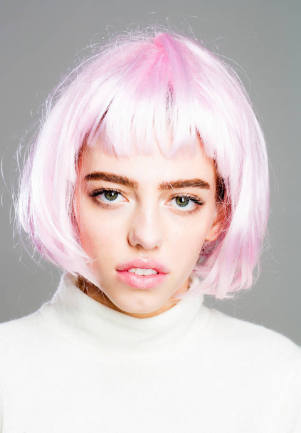 csinos lány a rózsaszín haj paróka - Fotó, kép