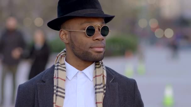 νεαρός μαύρος άνδρας με κομψό ρούχα - Πλάνα, βίντεο