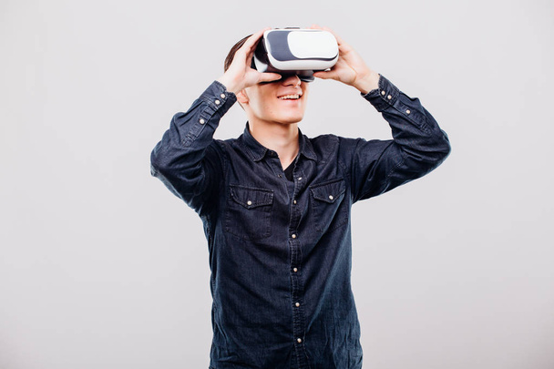 Mann trägt Virtual Reality mit einem vr-Headset auf weißem Hintergrund - Foto, Bild