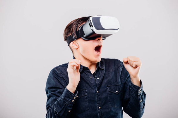 Hombre asustado con gafas de realidad virtual aisladas sobre fondo blanco
 - Foto, Imagen