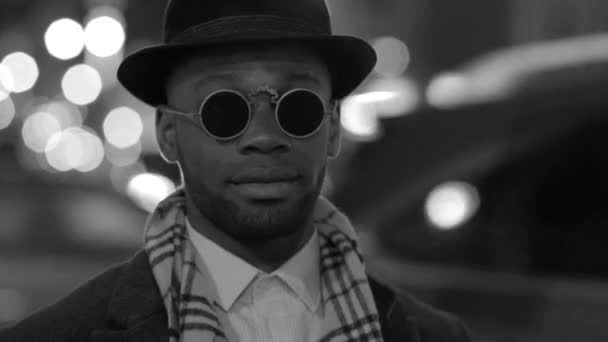 schwarzer Mann in stylischer Kleidung  - Filmmaterial, Video