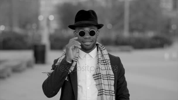 африканський чоловік з капелюхом і сонцезахисними окулярами
 - Кадри, відео