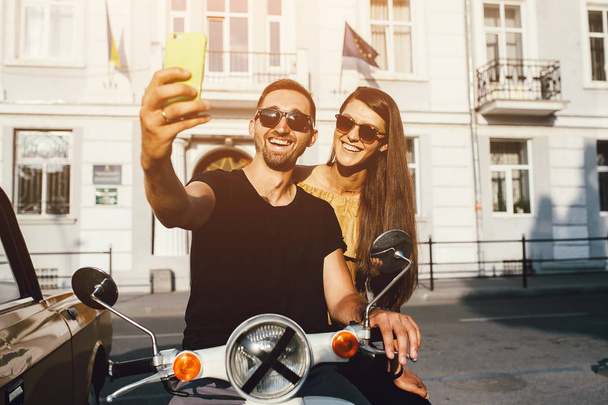 Linda pareja hacer selfie en un scooter
 - Foto, imagen