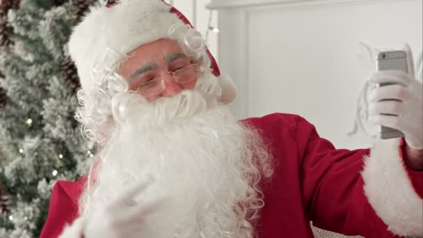 Santa Claus taking merry selfies on his phone - Кадры, видео