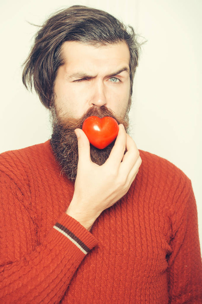 serious bearded man with heart - Valokuva, kuva