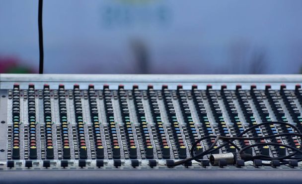 Audio mixer, muziekapparatuur in een live concert  - Foto, afbeelding
