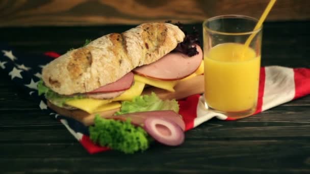 μεγάλη σάντουιτς με λουκάνικο  - Πλάνα, βίντεο