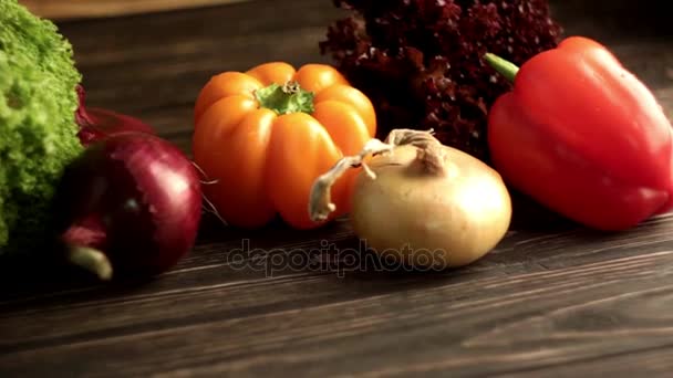 Свіжі овочі на дерев'яному столі
 - Кадри, відео