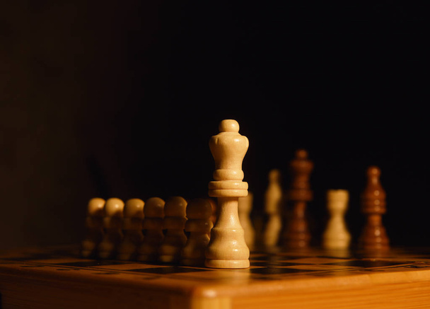 xadrez clássico no tabuleiro
 - Foto, Imagem