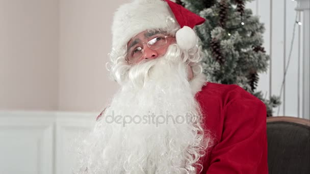 Santa Claus thinking what to write in his Christmas letter - Πλάνα, βίντεο