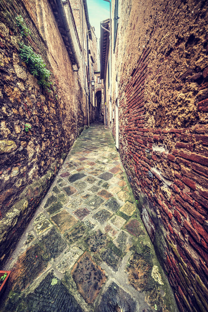 keskeny backstreet Montepulciano városában - Fotó, kép