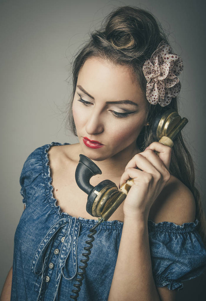 Mujer glamurosa usando teléfono retro
 - Foto, imagen